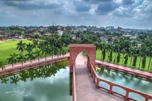 ইসলামের পাঁচটা স্তম্ভ তাই এখানে গেটের মতো করা হয়েছে পাশাপাশি পাঁচটা পিলার দিয়ে