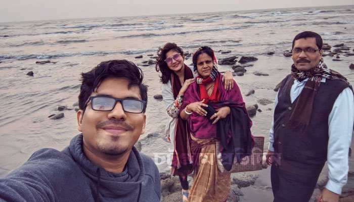 কক্সবাজারে পরিবারের সঙ্গে শুভ