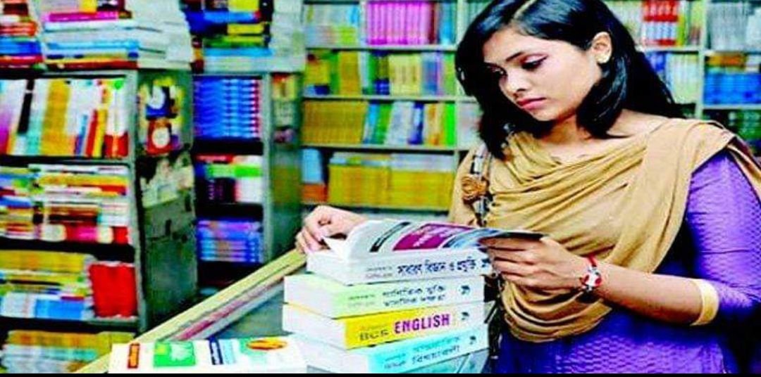 বই হাতে শিক্ষার্থী, চাকরির প্রস্তুতি