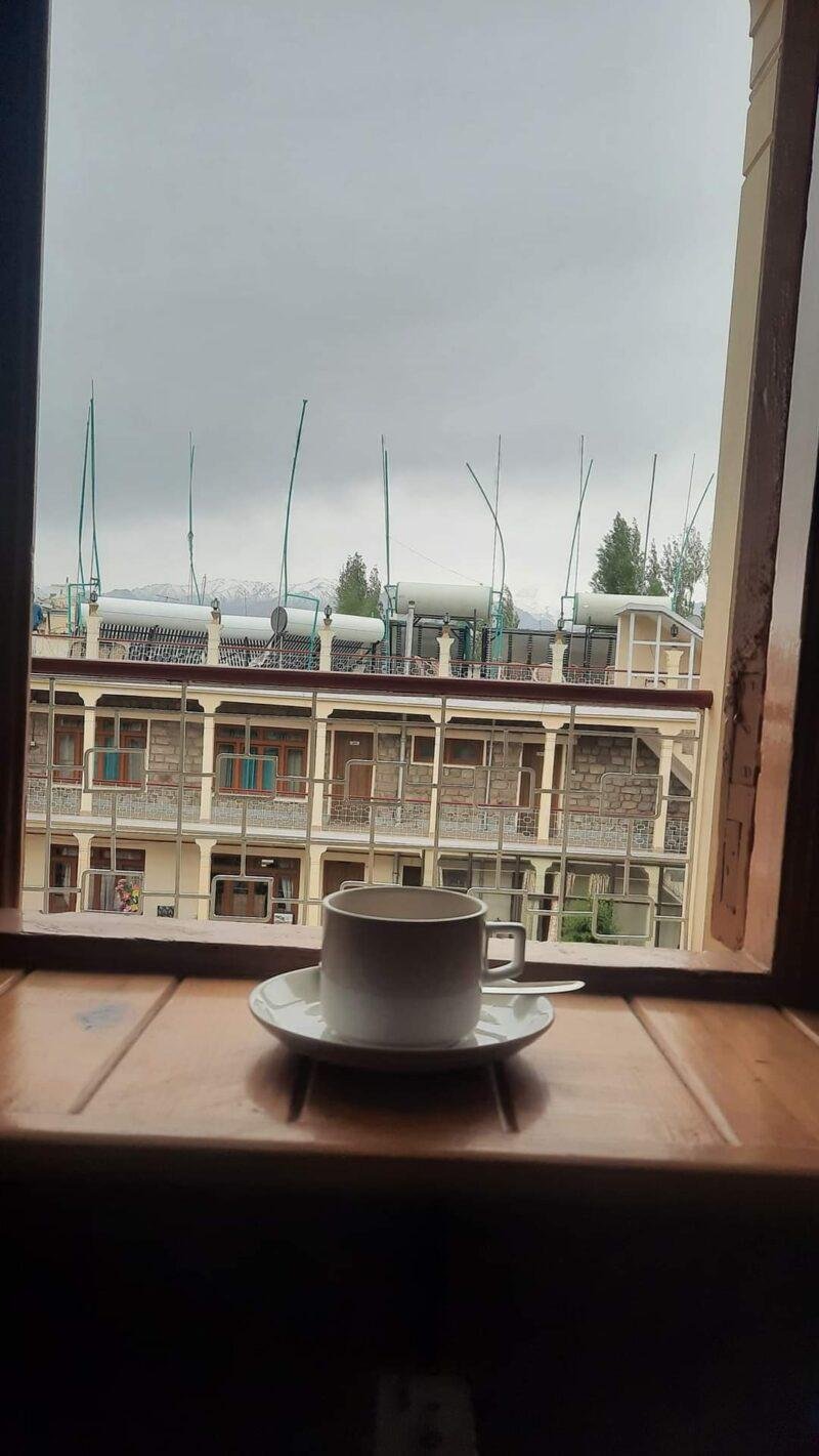 হোটেল ভিউ। ওই যে দূরে মেঘলা আকাশ, নিচে বরফের পাহাড়।