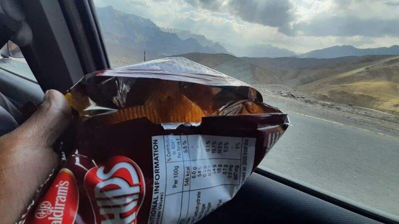 নিজে নিজে ফুটে যাওয়া চিপসের প্যাকেট। এটার কারণ হলো, সমতলে বাতাসের একটা চাপ থাকে। কিন্তু পাহাড়ে চাপ অনেক কম। তাই প্যাকেটের ভেতরে থাকা বাতাস বাইরে চাপ দেয়ার শক্তিটা বেশি পায়।