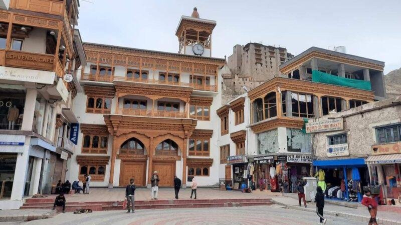 লাদাখের রাজধানী লেহ সিটিতে বিশাল দৃষ্টিনন্দন মসজিদ।