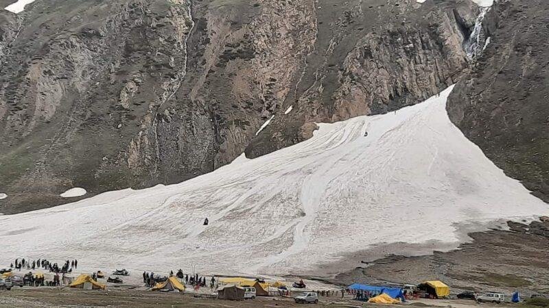 সোনমার্গ। বরফের (গ্লেসিয়র) উপর ওই যে পিপিলিকাগুলো দেখা যাচ্ছে ওগুলো হলো স্নো মবিল গাড়ি। ট্যুরিস্টরা এই গাড়িতে চড়ে বরফ বেয়ে পাহাড়ে উঠে।